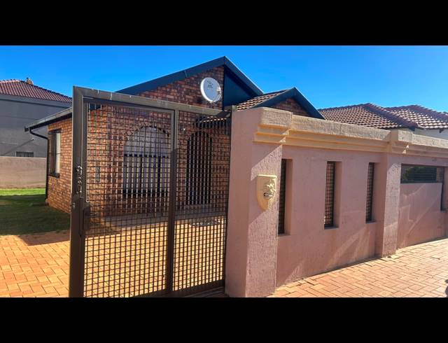 3 BEDROOM HOUSE FOR SALE IN PROTEA NORTH